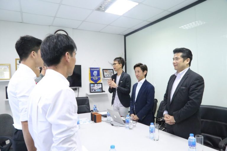 Đại diện Công ty Idom Nhật Bản gặp mặt gia đình hai thực tập sinh vừa trúng tuyển