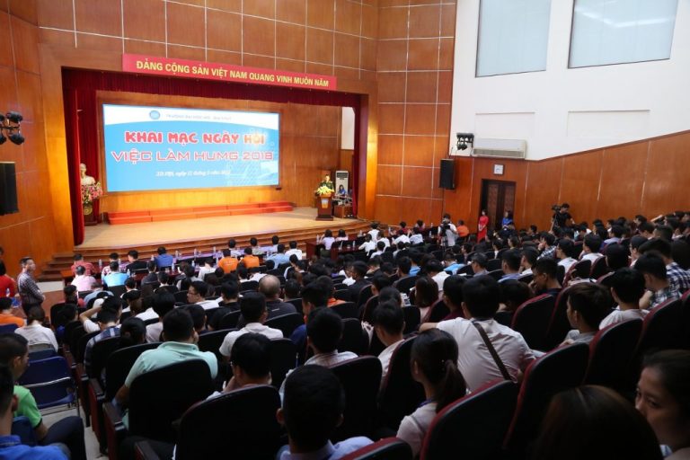 Gian hàng Hải Phong thu hút quan tâm của đông đảo sinh viên trong Ngày hội việc làm HUMG 2018