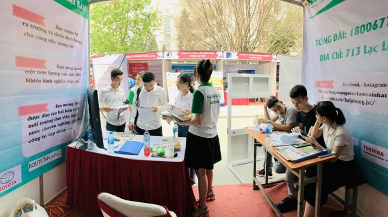 Gian hàng Hải Phong., Jsc thu hút đông đảo sự quan tâm của sinh viên ĐH Công nghiệp Hà Nội