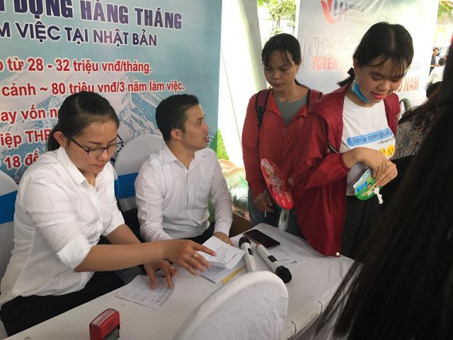 Đại diện Hải Phong.,Jsc tư vấn giải đáp cho sinh viên về các chương trình làm việc tại Nhật Bản