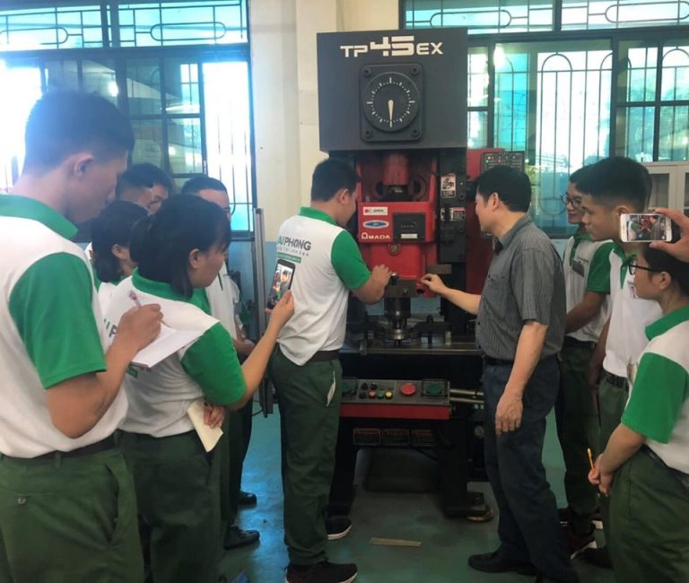Thực tập sinh Công ty Shinnikkeihokuriku.,Ltd thực tập tay nghề trước xuất cảnh tại Trường ĐH Công nghiệp HN