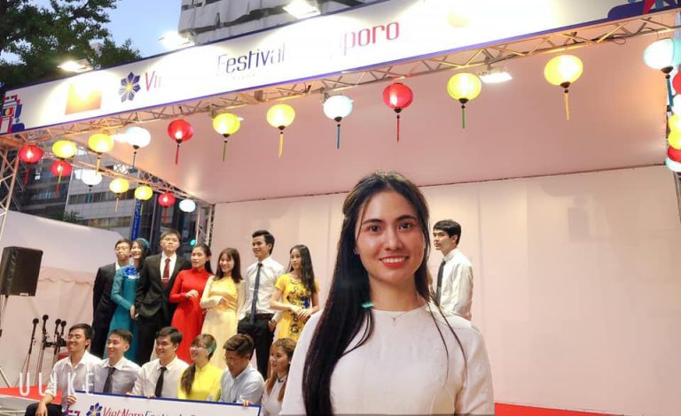 Tà áo dài thực tập sinh Hải Phong “đẹp mơ màng” trong Lễ hội Việt Nam tại Thành phố Sapporo, Nhật Bản