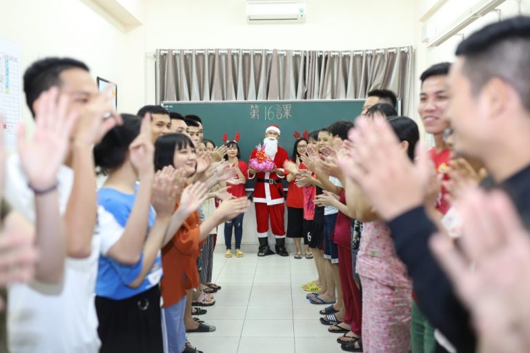 Ông già Noel và chiếc xe đẩy kẹo đặc biệt xuất hiện tại Trường Đào tạo Hải Phong