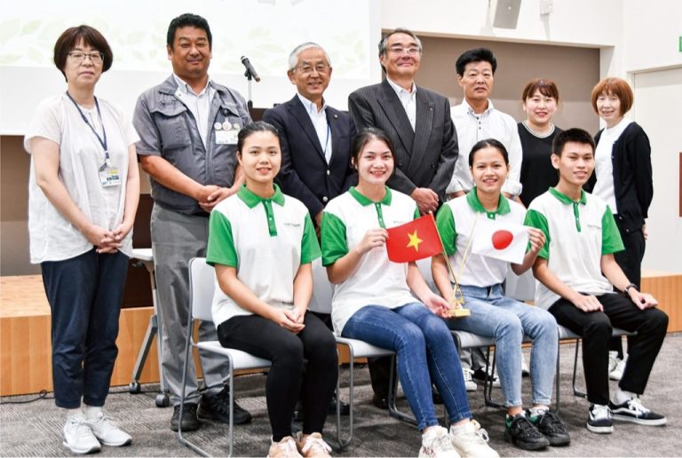 Thực tập sinh Hải Phong vinh dự được chào đón tại buổi lễ ra mắt do Hiệp hội Thương mại và Công nghiệp Thành phố Ayase (Chủ tịch Shigeharu Kasama) tại Phòng Thương mại và Công nghiệp. Thành phố Ayase – Tỉnh Kanagawa