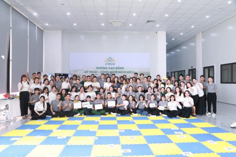 Học viên Hải Phong tham gia cuộc thi rung chuông vàng được tổ chức tại Trường Cao đẳng Kỹ thuật – Công nghệ Bách khoa.