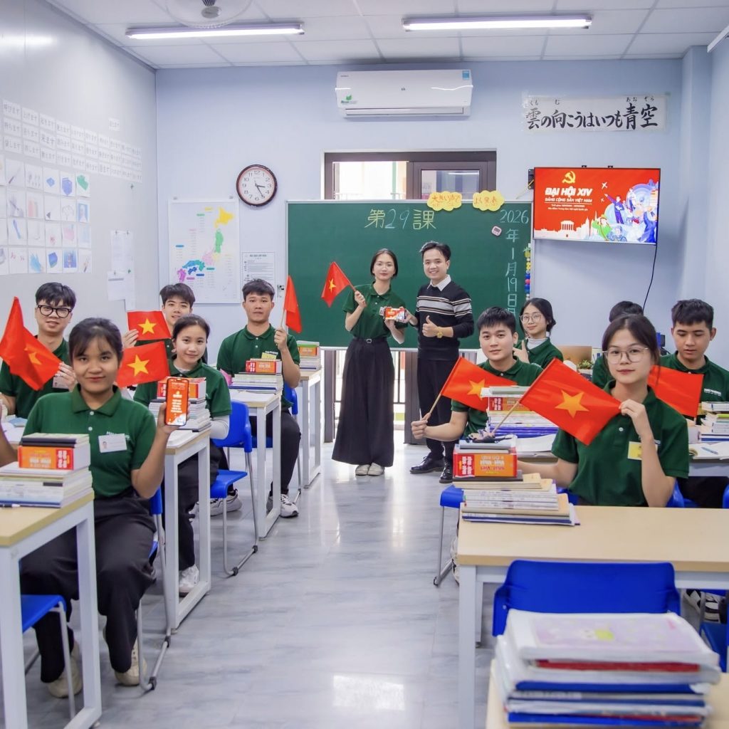 Các bạn học viên hăng say học tập vẫn không quên hưởng ứng không khí chào mừng Đại hội đại biểu toàn quốc lần thứ XIV của Đảng Cộng sản Việt Nam tại Hải Phong MTV