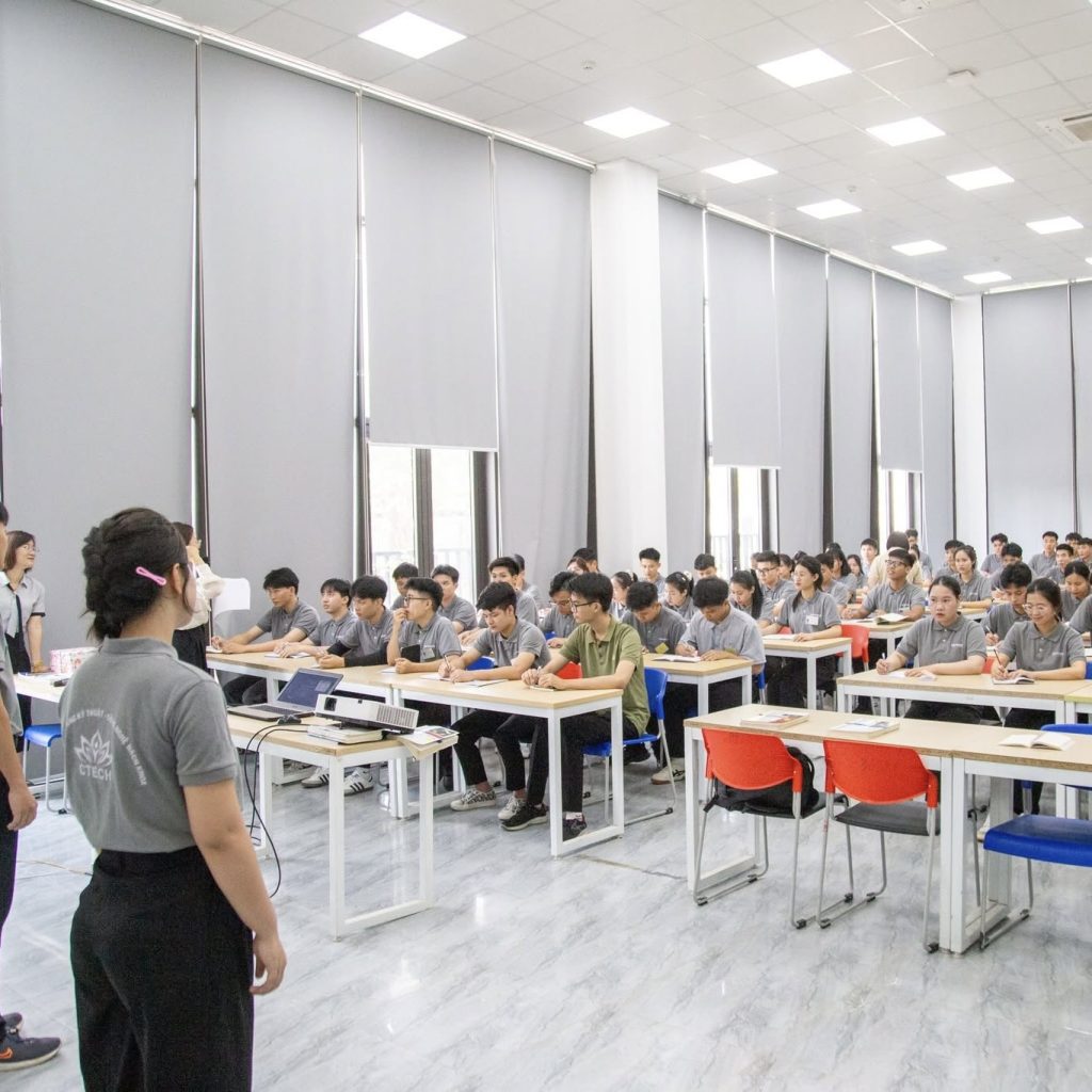 Học viên tham gia tiết học văn hoá chào hỏi Nhật Bản tại Hải Phong MTV