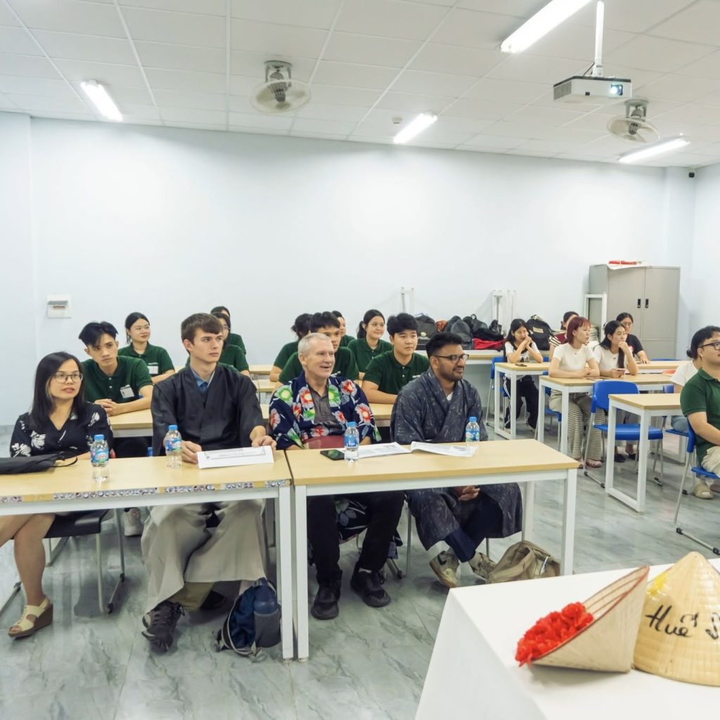 Học viên trải nghiệm ẩm thực Nhật Bản cùng bạn bè quốc tế tại Hải Phong MTV
