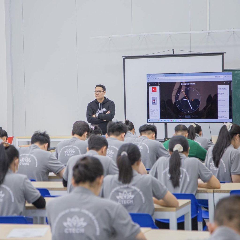 Không khí làm bài kiểm tra định kỳ tháng 12 của học viên tại Hải Phong MTV
