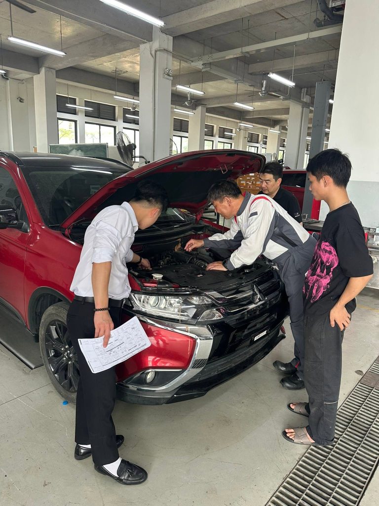 Học viên Hải Phong tại xưởng ô tô