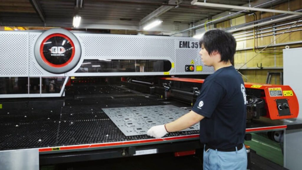 Vận hàng máy CNC tại Nhật
