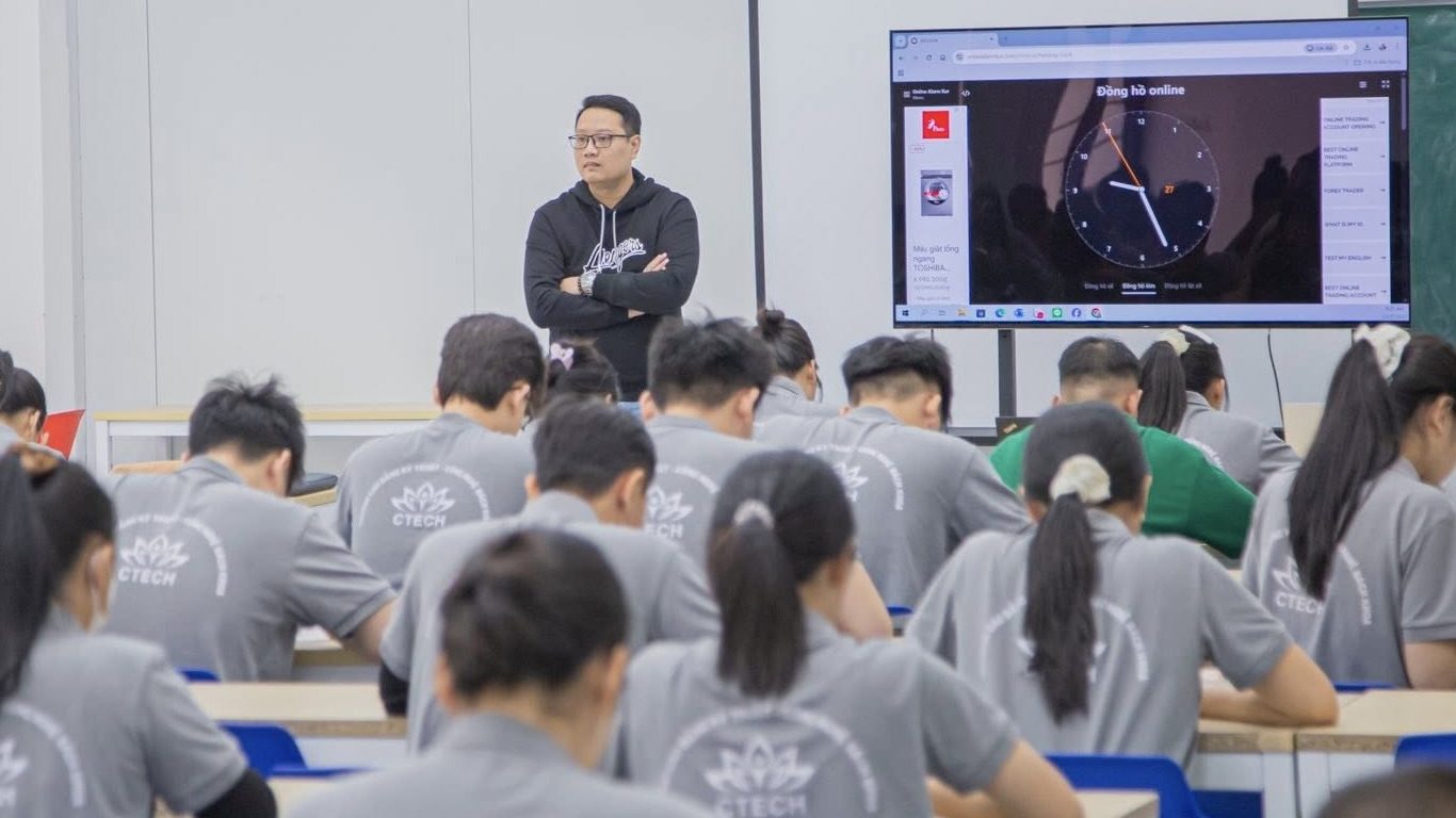 Không khí làm bài kiểm tra định kỳ tháng 12 của học viên tại Hải Phong MTV