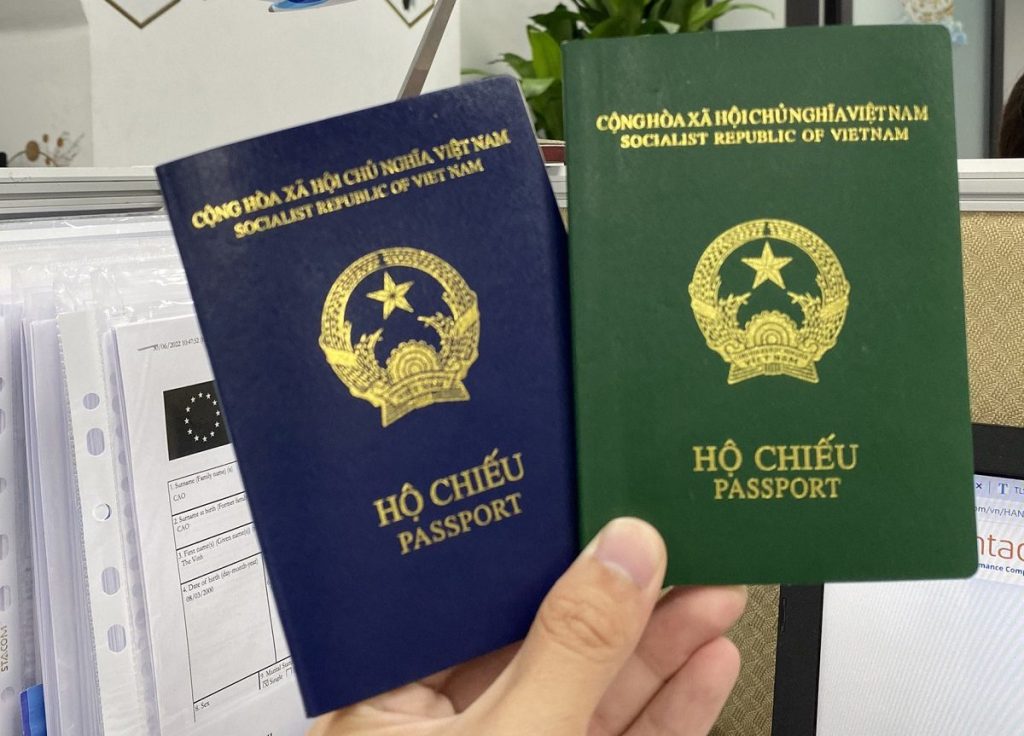 Rắc rối khi làm hồ sơ bằng hộ chiếu sắp hết hạn